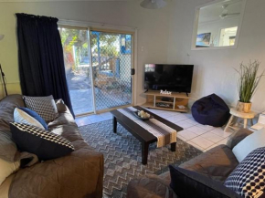 Pet Friendly Cottage in Torquay - Hervey Bay 430m or 5 min walk to dog friendly Shelly Beach